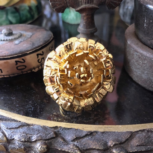 OSCAR DE LA RENTA COCKTAIL RING - Picture 1 of 9
